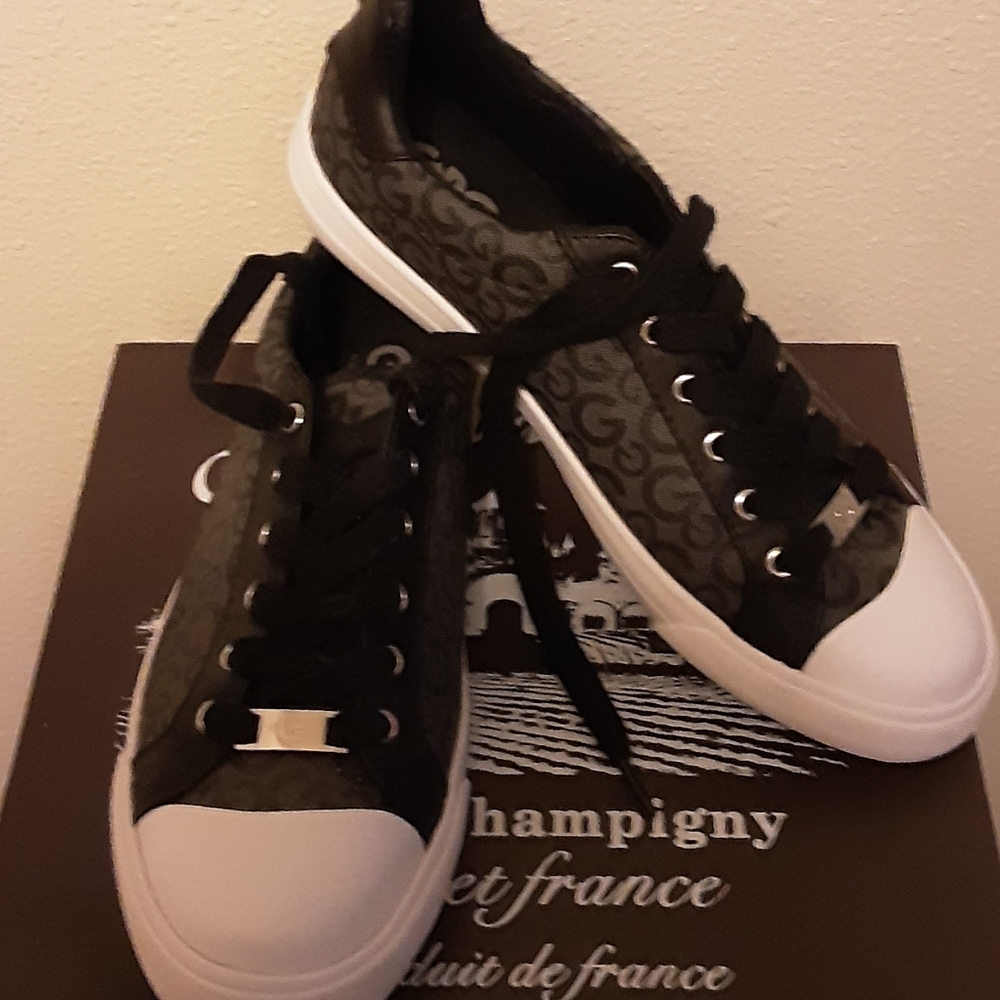 Guess Shoes Size 8 Canvas Monogram Sneakers NWOT - Picture 4 of 16